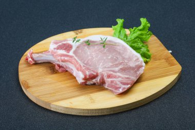 Ahşap arka planda çiğ biftek.