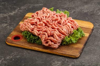 Pişirmek için çiğ domuz kıyması.