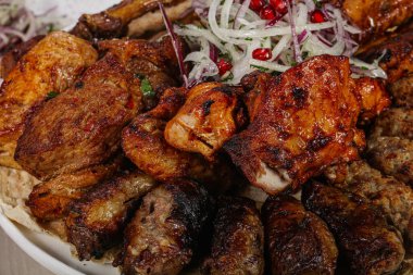 Izgara et, sığır eti ve kuzu etli beyaz shashlik tabağı. tavuk ve domuz eti