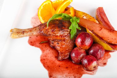 Üzümlü ördek bacağı, portakal ve armut.