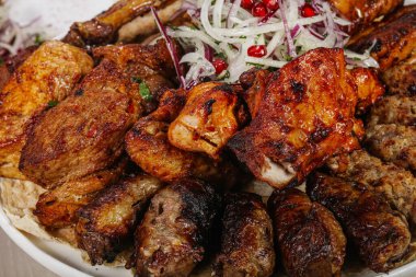 Izgara et, sığır eti ve kuzu etli beyaz shashlik tabağı. tavuk ve domuz eti