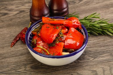 Baharatlı marine edilmiş kırmızı dolma biber.