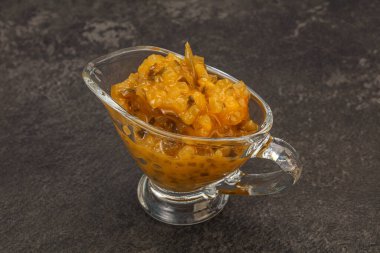 Salatalık ve hardal tohumlu sos.