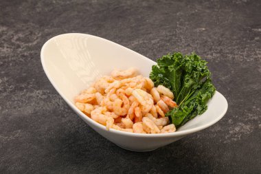 Kasede küçük kabuksuz karides kokteyli.