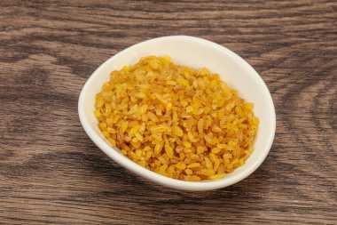 Vejetaryen mutfağı. Kasede pişirmek için kuru bulgur.