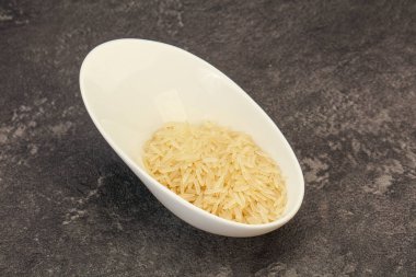 Tabakta çiğ Hint basmati pilavı