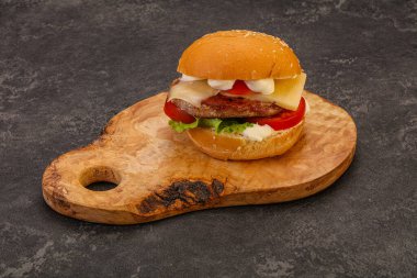 Lezzetli burger, ton balığı ve peynirli.