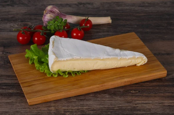 Brie Käsedreieck Serviert Salatblätter — Stockfoto