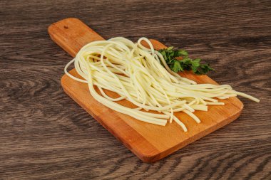 Chechil spagetti peyniri sandviçi.