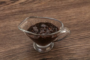 Kasede acı biber sosu var.