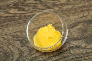 Tabaktaki doğal lezzetli peynir sosu