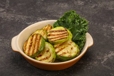 Vejetaryen mutfağı ızgara taze kabak dilimleri.