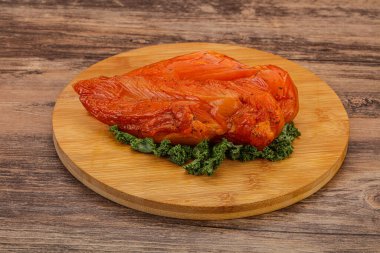 Baharatlı ve otlu füme tavuk göğsü.