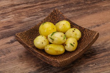 Kasede taze haşlanmış patates soğan servis edildi.