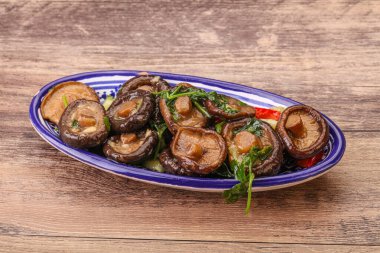 Baharatlı ve otlu terbiye edilmiş Shiitake mantarı.