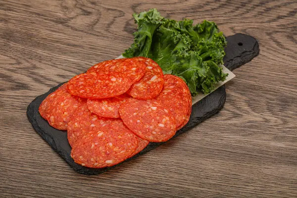 Italiensk Kryddig Pepperoni Korv Skivor Över Bord — Stockfoto