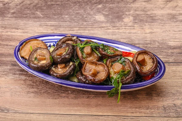 Baharatlı ve otlu terbiye edilmiş Shiitake mantarı.