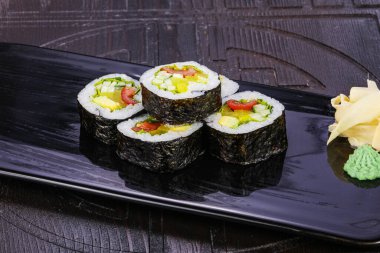 Çiğ sebzeli Japon makisi.