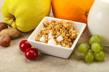 Organik granola ve sütle kahvaltı