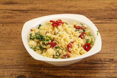 Vejetaryen yemeği - sebzeli kuskus ve maydanoz.