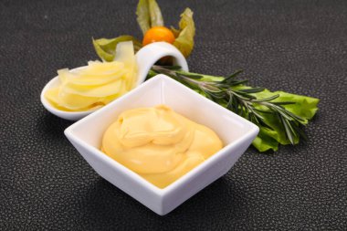 Kasedeki peynir sosu dilimlenmiş parmesan.