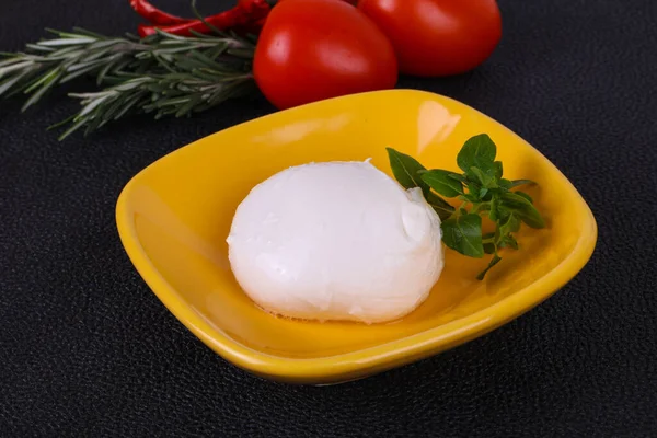 Palla Mozzarella Italiana Servita Con Basilico Pomodori — Foto Stock