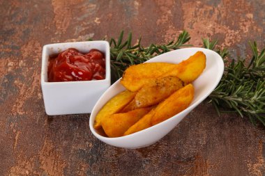 Biberiye ve soslu kızarmış patates dilimleri.