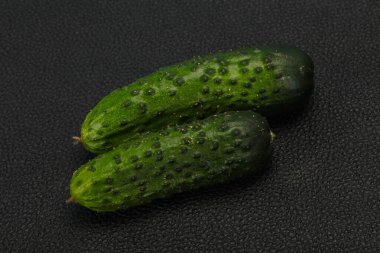 Taze taze iki salatalık vejetaryen için hazır.