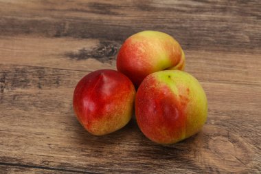 Tatlı taze olgun kayısılar arka planda.