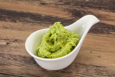 Acı biberli baharatlı avokado sosu.