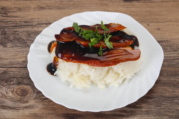 Unagi Soslu Ördek Göğsü Ile Pirinç Kişniş Servis Edilir — Stok fotoğraf