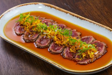 Soslu, baharatlı ve otlu sığır eti.