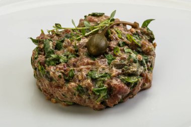 Kaparili çiğ tartar atıştırmalığı.