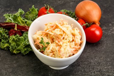 Lahana ve havuçlu vejetaryen lahana salatası.