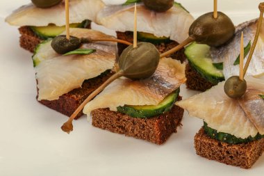 Ringa fileto kanepe aperatifi, yabanmersini ve salatalık.