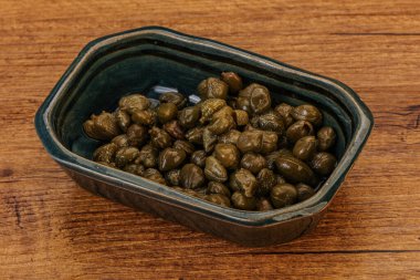 Kasede salamura edilmiş kapari.