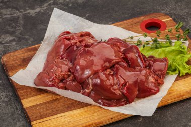 Çiğ tavuk ciğeri pişmeye hazır.