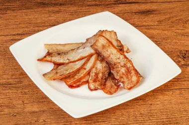 Kızarmış domuz pastırması tabakta.