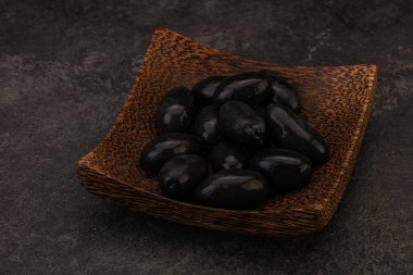 Kavanozda salamura siyah zeytin