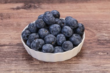 Arka planda tatlı sulu yaban mersini yığını