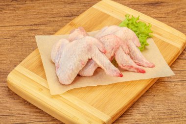 Çiğ tavuk kanatları pişmeye hazır.