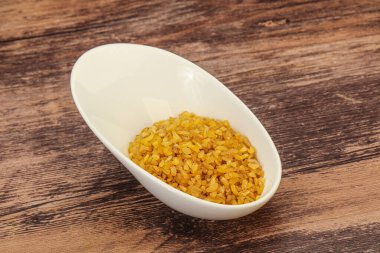 Vejetaryen mutfağı. Kasede pişirmek için kuru bulgur.