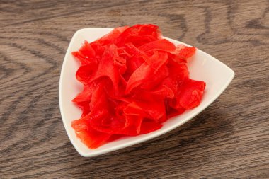 Asya mutfağı terbiye edilmiş zencefil kökü kasede.