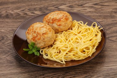 Peynirli spagetti ve ev yapımı tavuk pirzolası.