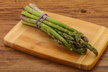 Vejetaryen mutfağı - Pişirmek için çiğ kuşkonmaz yığını