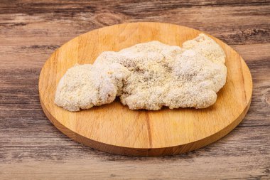 Kızartma için çiğ domuz eti şnitzel.