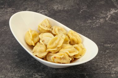 Et ve baharatlı Rus geleneksel hamur tatlısı.