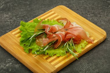 Biberiyeli dilimlenmiş domuz eti.