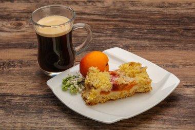 Kayısı ve kahveyle kabuklu turta.