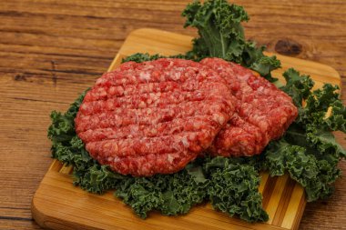 Izgara için çiğ sığır eti pirzolası.